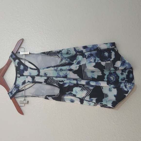 PRE OWNED FILA WORK OUT SHIRT FLOWER PRINT SIZE SMALL 92 % POLYESTER 8% SPANDEX - Picture 3 of 6